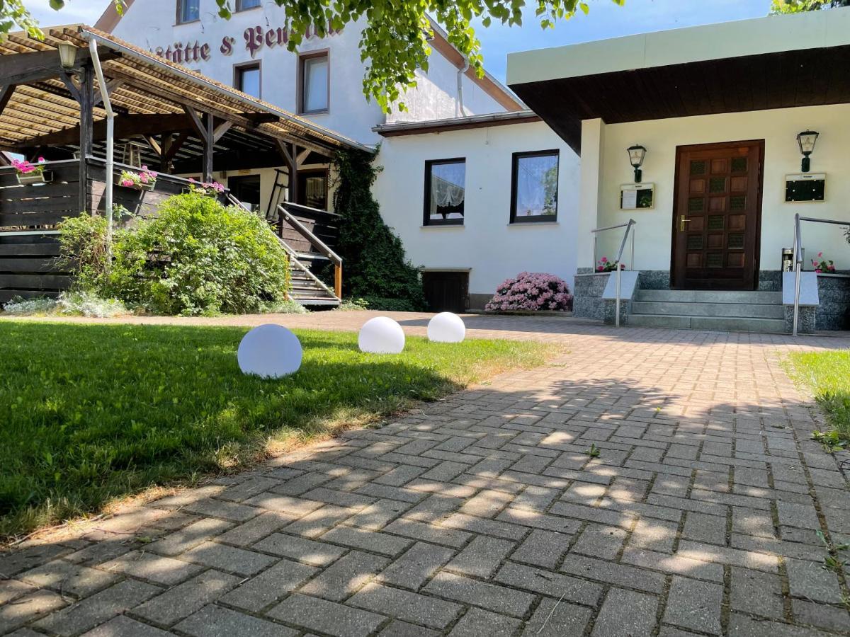 Pension & Gaststaette Bauernstube Heinsdorfergrund ภายนอก รูปภาพ